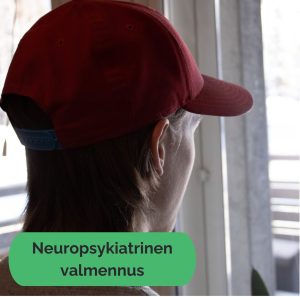 Kuvassa lippalakkipäinen henkilö katsoo ikkunasta ulos. Kuvasta avautuu Neuropsykiatrisen valmennuksen esite pdf muodossa.